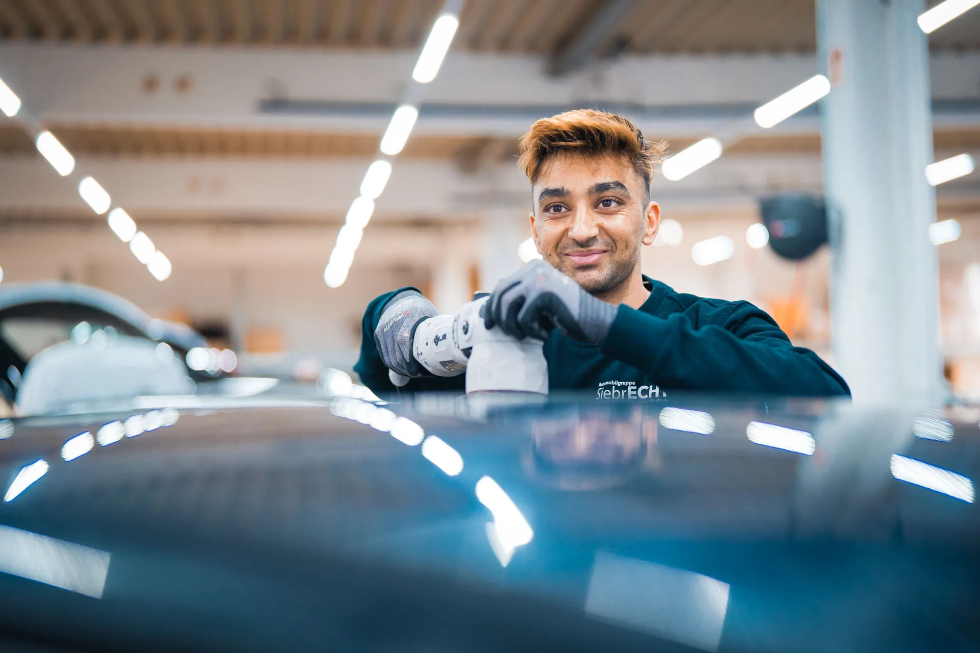 Mann beklebt Auto